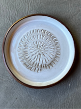 Load image into Gallery viewer, Garlic Grater Dish/Plate 4.5”
