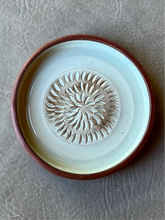 Load image into Gallery viewer, Garlic Grater Dish/Plate 4.5”
