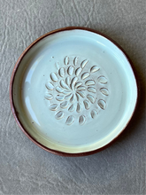 Load image into Gallery viewer, Garlic Grater Dish/Plate 4.5”
