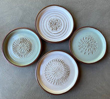 Load image into Gallery viewer, Garlic Grater Dish/Plate 4.5”
